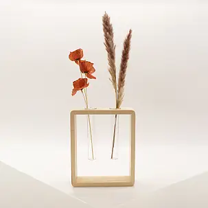 Minimalistische Holzvase mit zwei Laborröhrchen