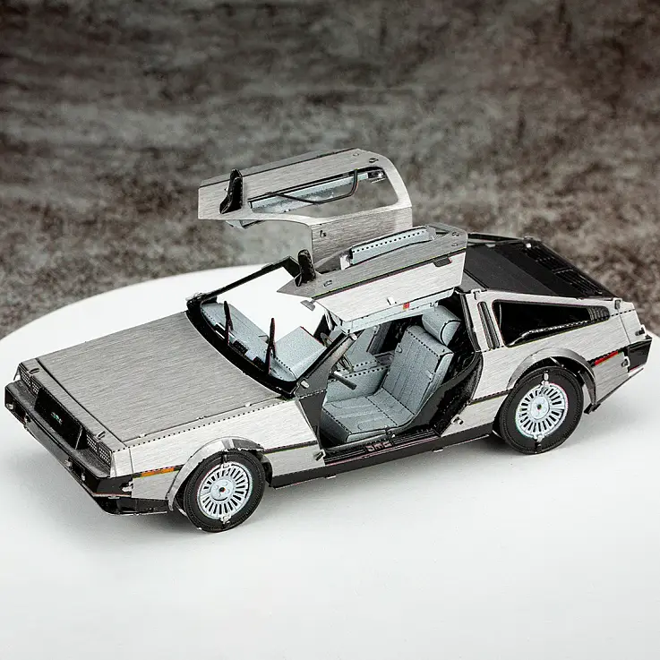 Ein Bausatz zum Bau des DeLorean aus Zurück in die Zukunft