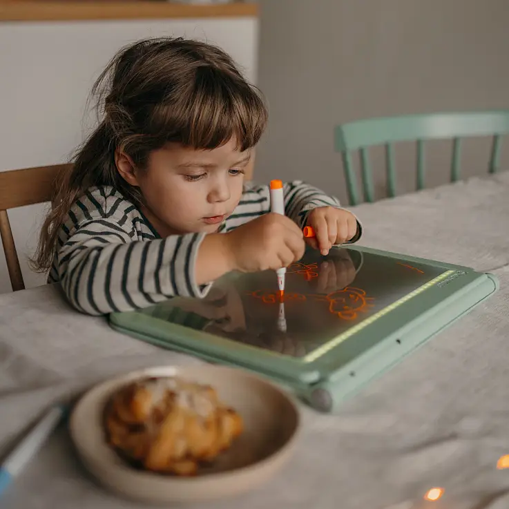 Plexiglas-Tafel, die Zeichnungen beleuchtet