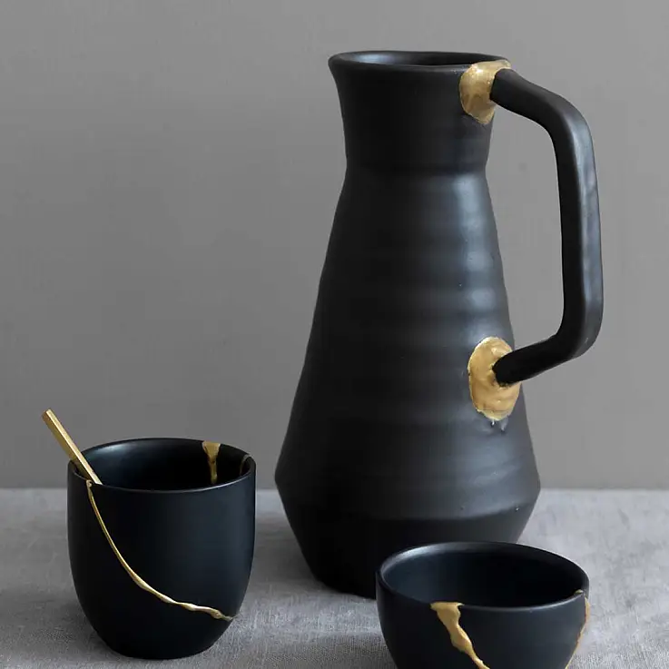 Kintsugi (金継ぎ) bedeutet auf Japanisch "Reparatur mit Gold".